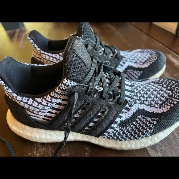 Adidas Ultraboost, Size 5 - Picture 2 of 4